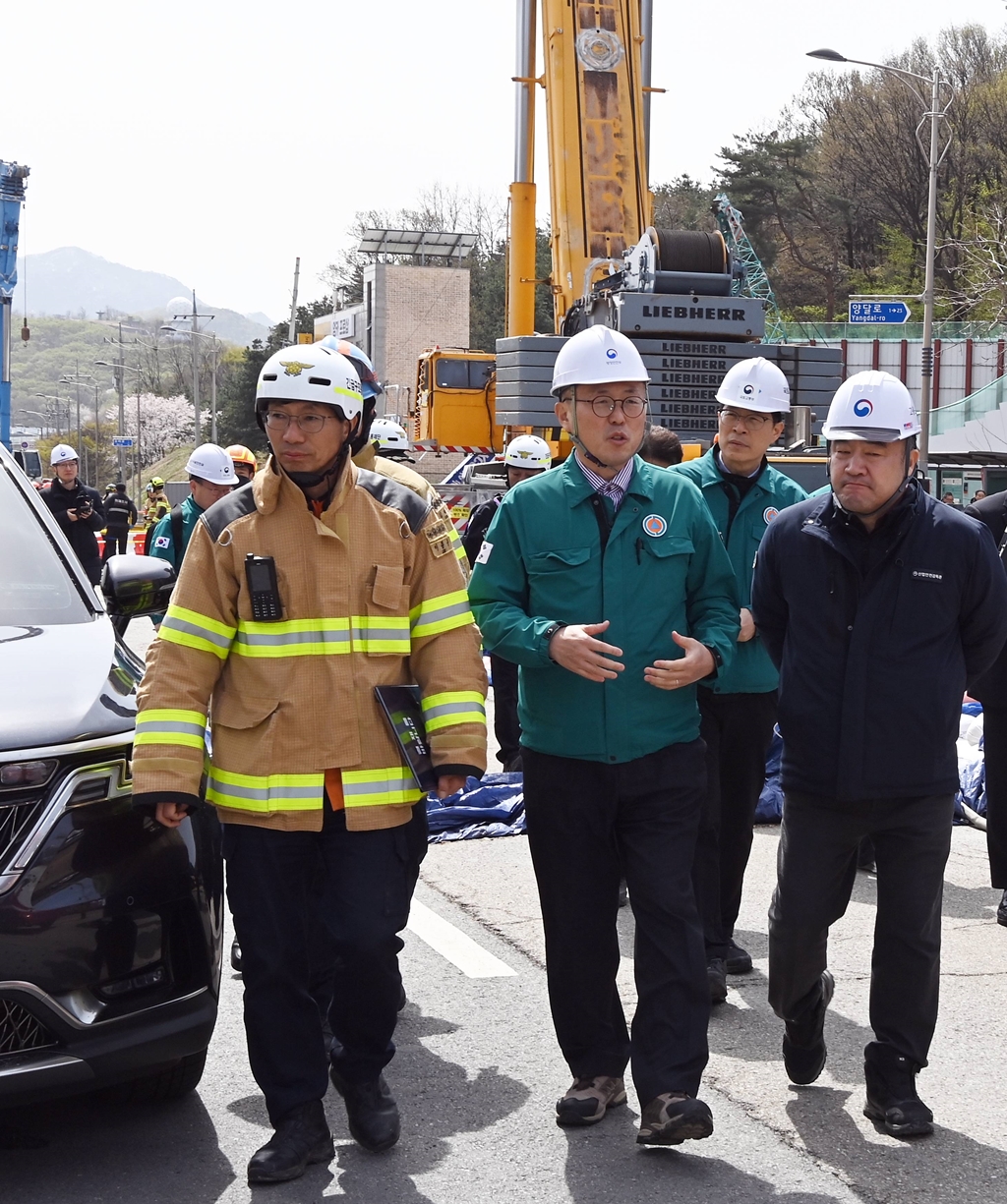 이한경 행정안전부 재난안전관리본부장이 13일 경기 광명시 신안산선 복선전철 5-2공구 붕괴 사고 현장을 찾아 관계자들과 함께 사고 현장을 살펴보고 있다. 