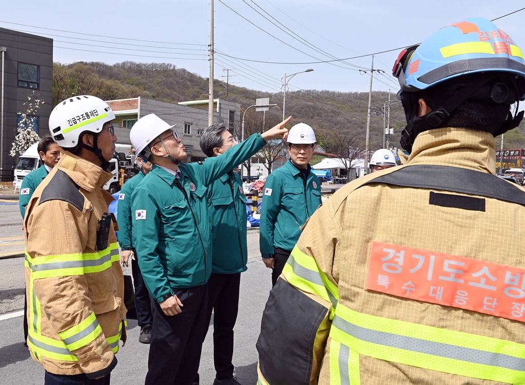 이한경 행정안전부 재난안전관리본부장이 13일 경기 광명시 신안산선 복선전철 5-2공구 붕괴 사고 현장을 찾아 관계자들과 함께 사고 현장을 살펴보고 있다.