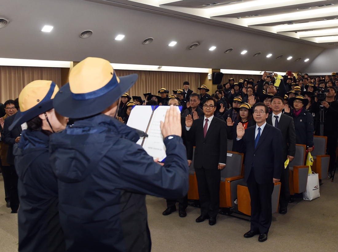 7일 오후 서울시 '안전보안관 발대식'에서 안전보안관들과 참석자들이 선서를 하고 있다.  