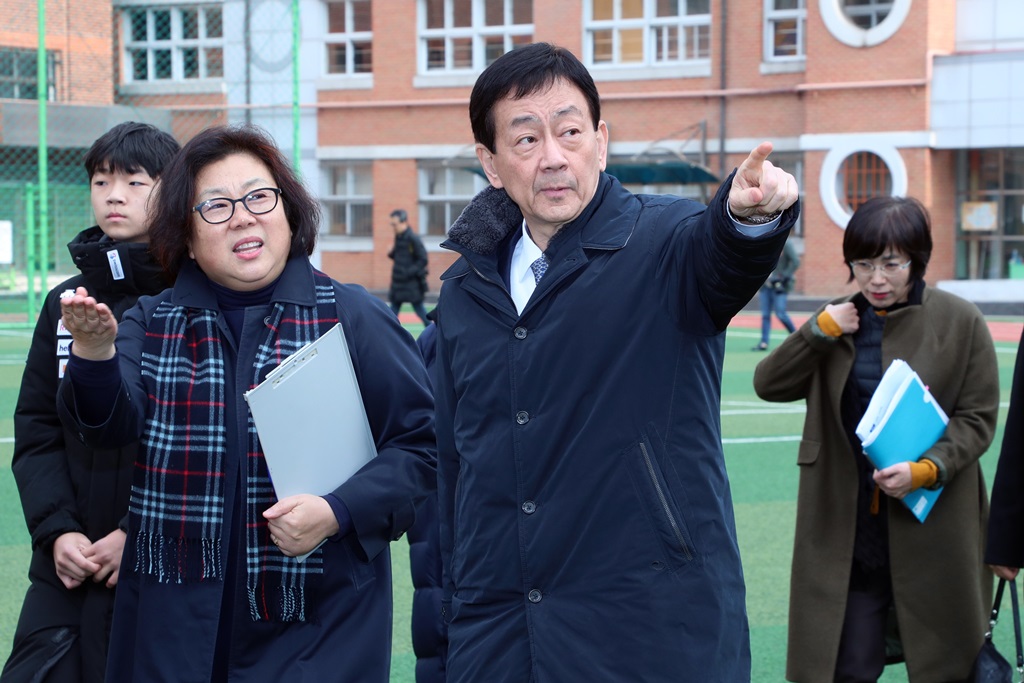 진영 장관이 23일 오후 서울 원명초등학교를 방문하여 어린이 통학로 안전관리 현장 등을 점검하고 있다.