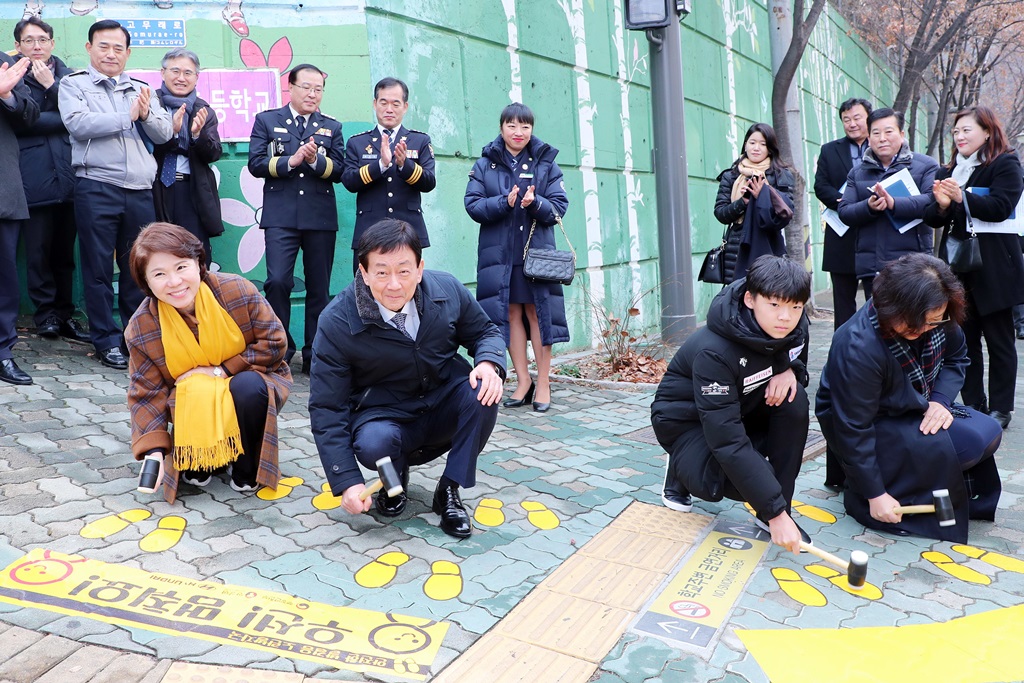 진영(왼쪽 두번째) 장관이 23일 오후 서울 원명초등학교 앞 어린이 통학로 안전관리 현장 등을 점검하고 횡단보도 노란발자국 프린팅 행사를 하고 있다.