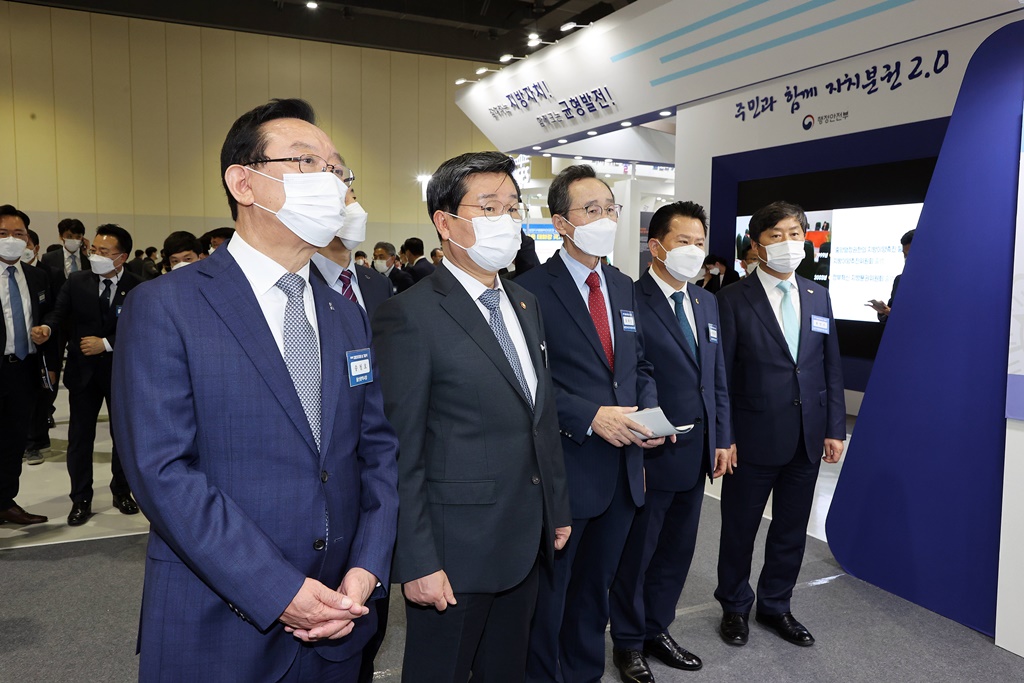 Minister Jeon Hae-cheol of the Interior and Safety is looking around the Decentralization and Local Council Exhibition Hall after attending the 9th Local Autonomy Day Commemoration Ceremony at Ulsan Exhibition & Convention Center on October 29.