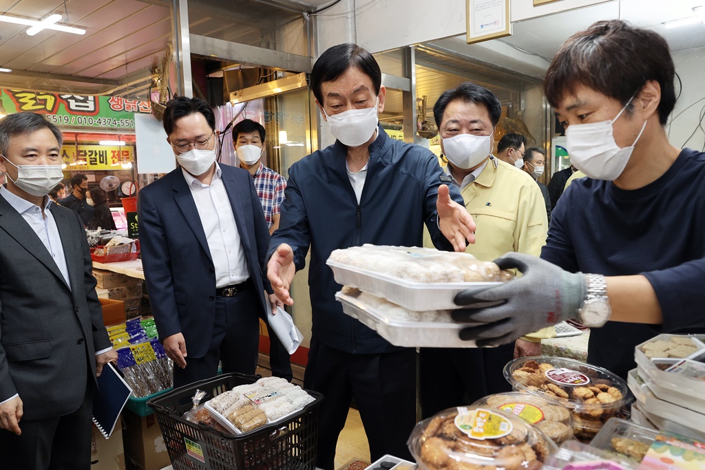 진영 장관이 28일 오전 추석 명절을 앞두고 충북 청주시 가경터미널시장을 방문하여 물가동향 및 물품 등을 구입하며 상인들을 격려하고 있다.