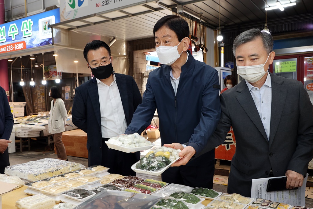 진영 장관이 28일 오전 추석 명절을 앞두고 충북 청주시 가경터미널시장을 방문하여 물가동향 및 물품 등을 구입하며 상인들을 격려하고 있다.