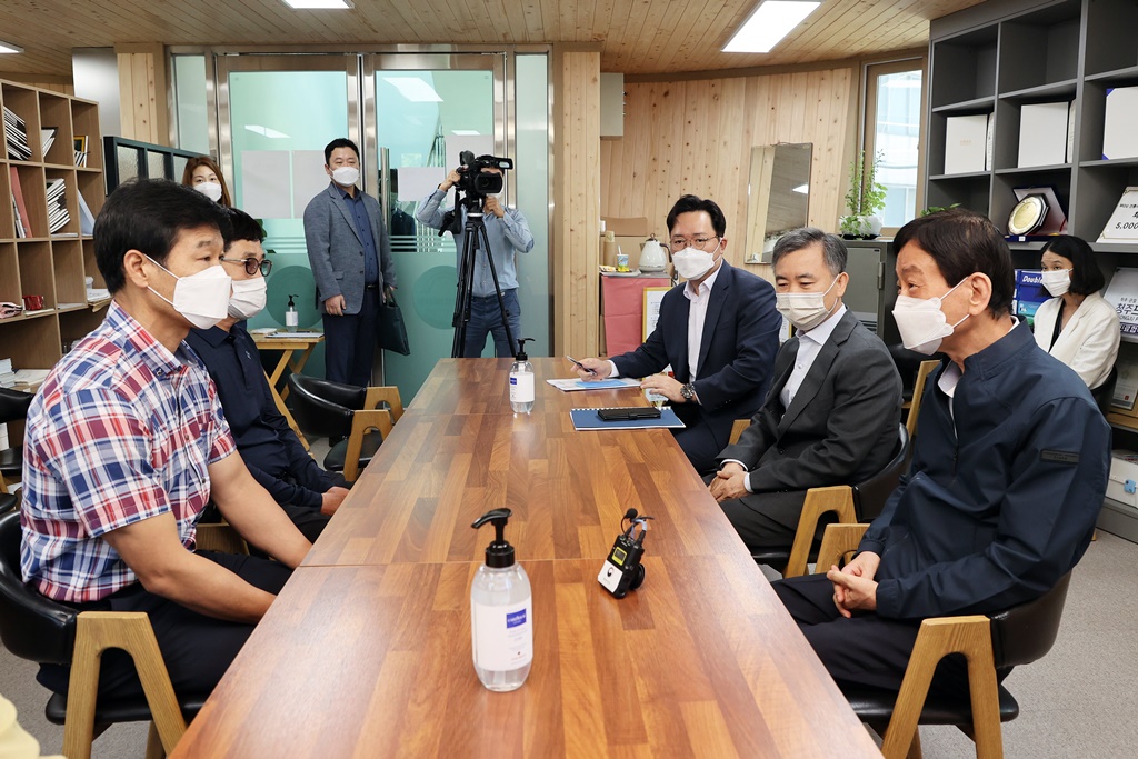 진영 장관이 28일 오전 추석 명절을 앞두고 충북 청주시 가경터미널시장 상인회를 방문하여 상인회 대표와 시장 방역상황을 점검하고 현장간담회를 하고 있다.