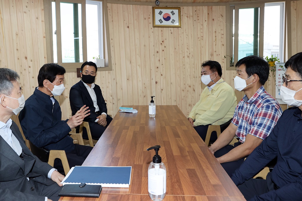 진영 장관이 28일 오전 추석 명절을 앞두고 충북 청주시 가경터미널시장 상인회를 방문하여 상인회 대표와 시장 방역상황을 점검하고 현장간담회를 하고 있다.