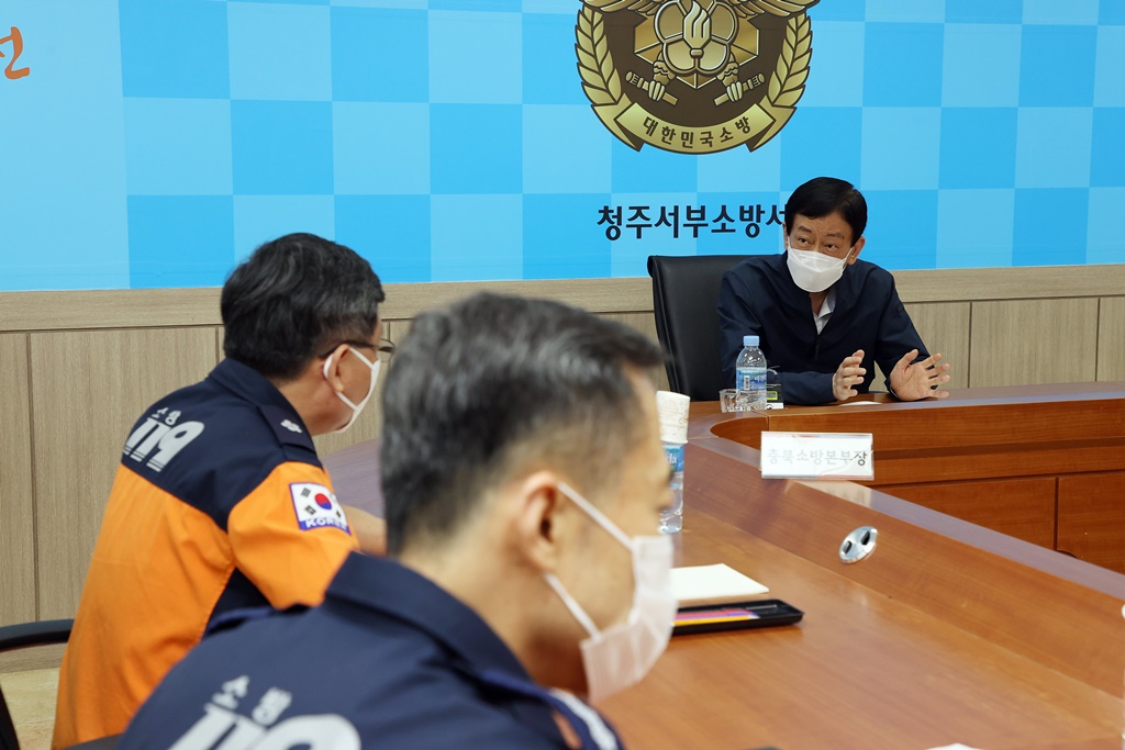 진영 장관이 28일 오전 추석 명절을 앞두고 충북 청주서부소방서를 방문하여 소방안전대책 등을 점검한 뒤 소방대원들을 격려하고 있다.