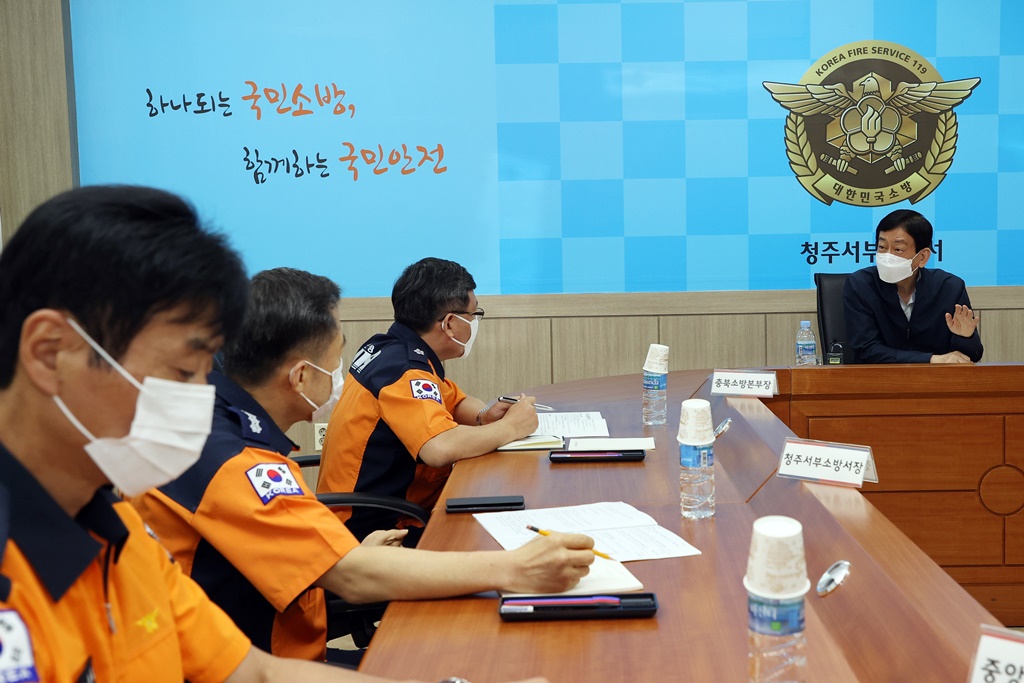 진영 장관이 28일 오전 추석 명절을 앞두고 충북 청주서부소방서를 방문하여 소방안전대책 등을 점검한 뒤 소방대원들을 격려하고 있다.