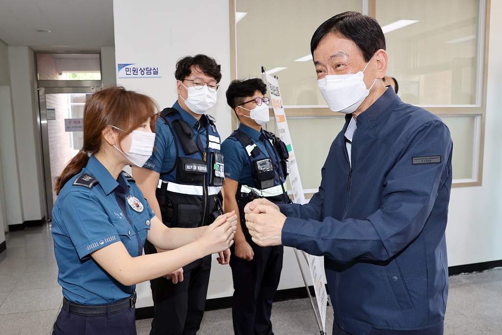 진영 장관이 28일 오후 추석 명절을 앞두고 충북 오창지구대를 방문하여 종합치안대책 등을 점검한 뒤 직원들을 격려하고 있다.
