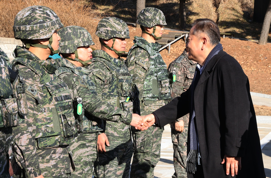 이상민 행정안전부 장관이 12일 오후 인천시 옹진군소재 해병대 연평부대를 방문해 지휘부 및 일반참모를 격려하고 있다.