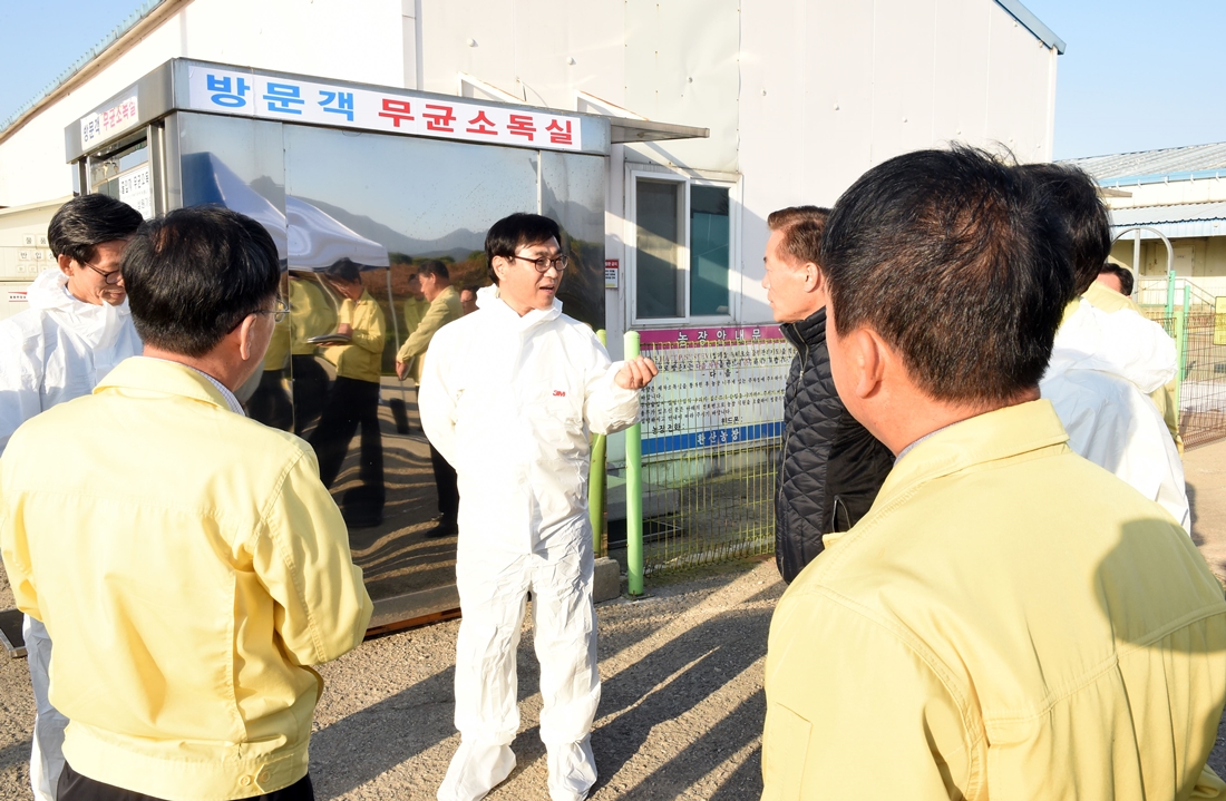 류희인 재난안전관리본부장이 20일 전북 고창군 방역농장을 방문해 축산차량 소독시연을 참관하고, AI(조류인플루엔자) 차단방역에 만전을 기해달라고 당부하고 있다.