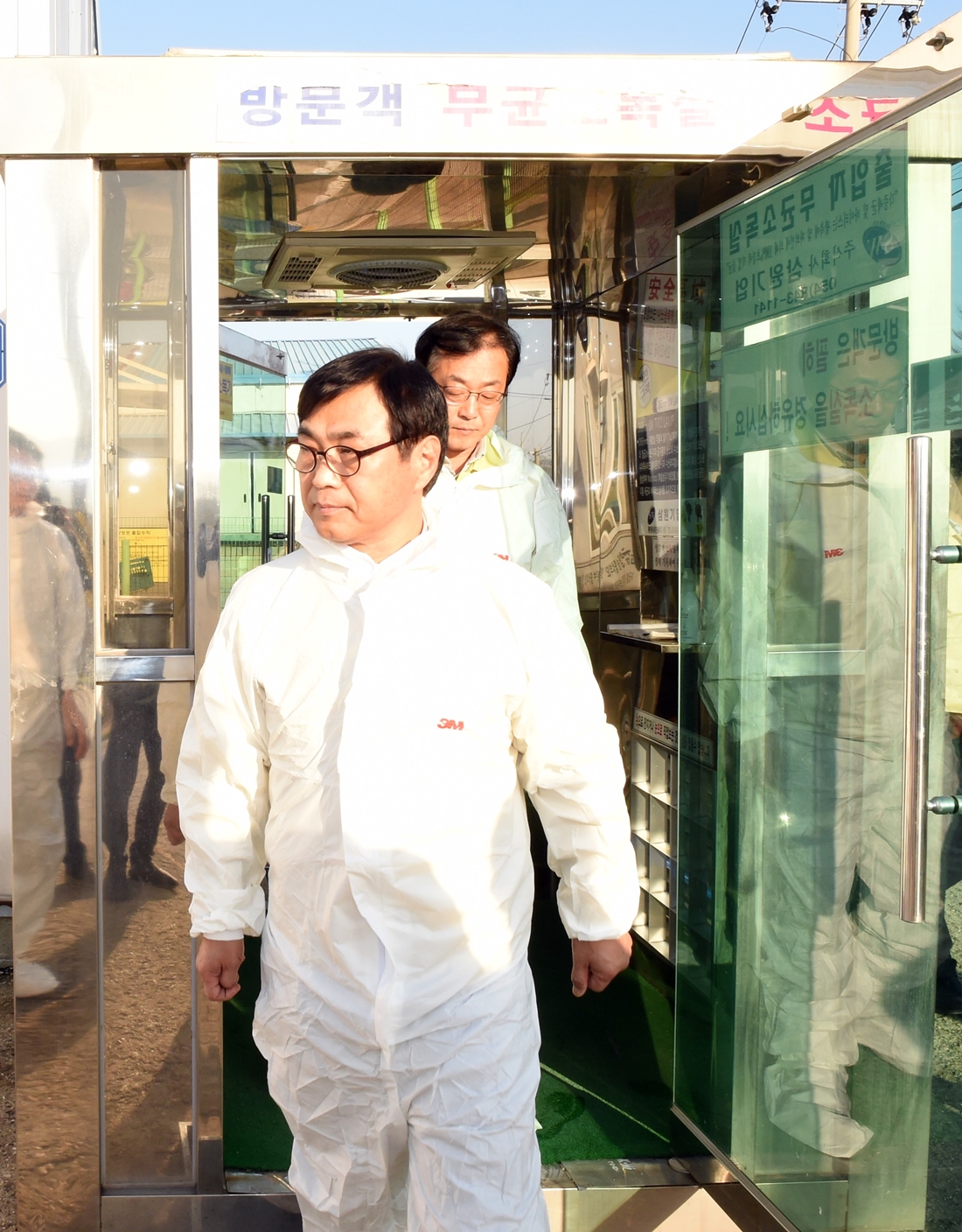 류희인 재난안전관리본부장이 20일 전북 고창군 방역농장을 방문해 AI(조류인플루엔자) 차단방역 시설 등을 둘러보고 있다.