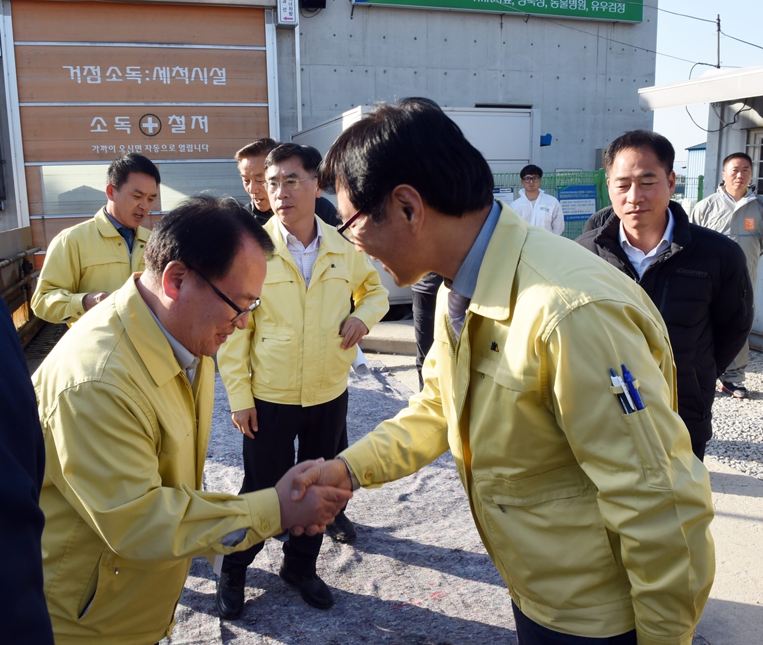 류희인 재난안전관리본부장이 20일 전북 고창군 거점소독시설을 방문해 현장 근무자들을 격려하고 있다.