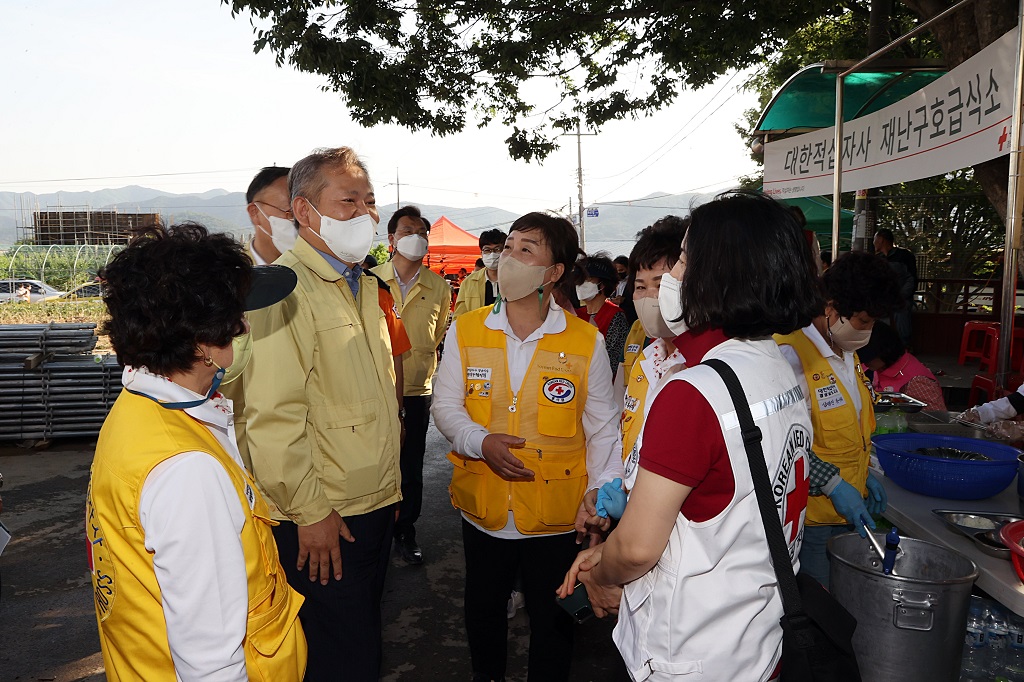 이상민 행정안전부 장관이 31일 오후 경남 밀양시 부북면 일원 산불 현장을 방문하여 산불 진화 자원봉사자들을 격려하고 있다.