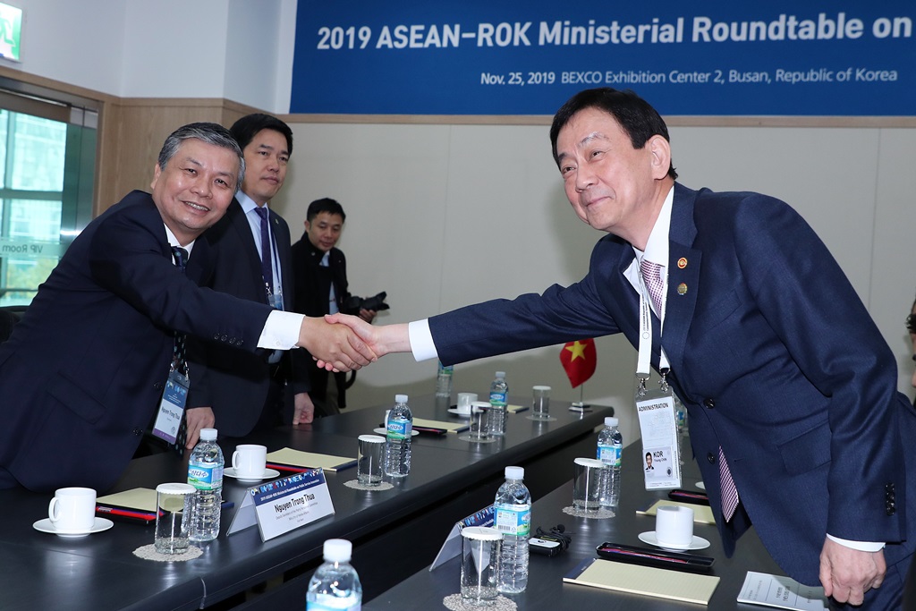 Minister Chin Young (R) is shaking hands with Vice Minister Nguyen Trong Thua of Home Affairs of Vietnam, who attended the ASEAN-ROK Exhibition on Public Service Innovation, after discussing ways to enhance cooperation in public administration on November 25 in BEXCO, Busan.
