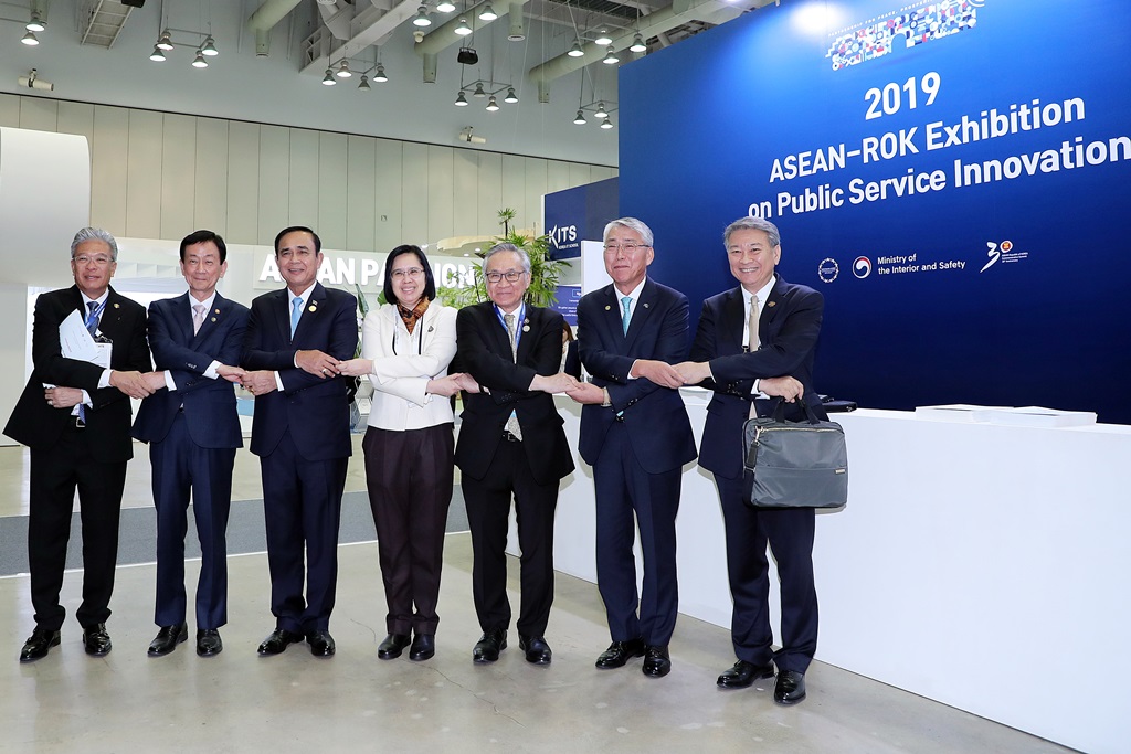 Minister Chin Young (2nd from L) is taking commemorative photos with Thai Prime Minister Prayut Chan-o-cha, who attended the ASEAN-ROK Commemorative Summit, after looking around the ASEAN-ROK Exhibition on Public Service Innovation on November 25 in BEXCO, Busan.