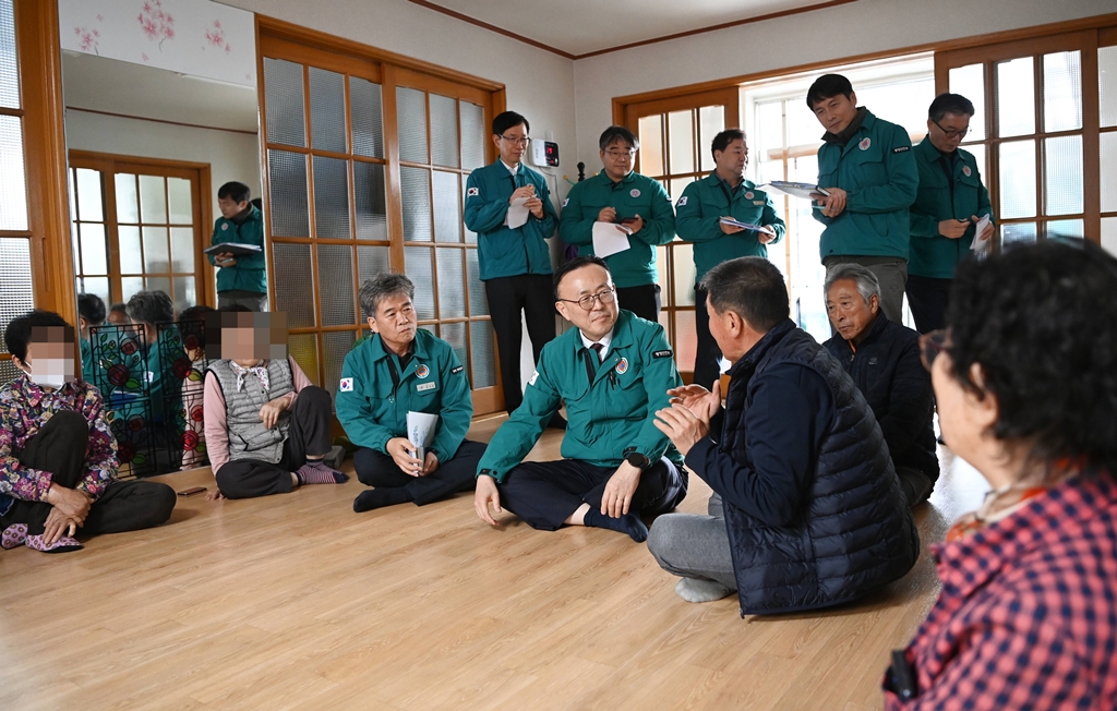 이한경 행정안전부 재난안전관리본부장이 14일 경북 영덕군 지품면 삼화1리 마을회관을 찾아 산불피해 주택입은 이재민들을 위로하고 있다.