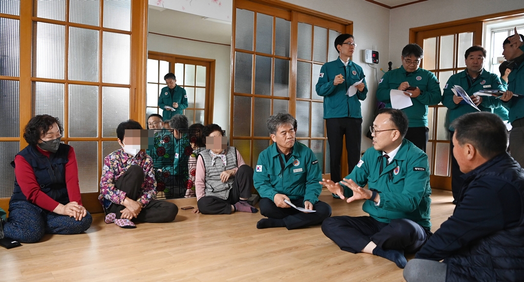 이한경 행정안전부 재난안전관리본부장이 14일 경북 영덕군 지품면 삼화1리 마을회관을 찾아 산불피해 주택입은 이재민들을 위로하고 있다.
