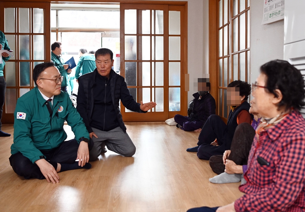 이한경 행정안전부 재난안전관리본부장이 14일 경북 영덕군 지품면 삼화1리 마을회관을 찾아 산불피해 주택입은 이재민들을 위로하고 있다.