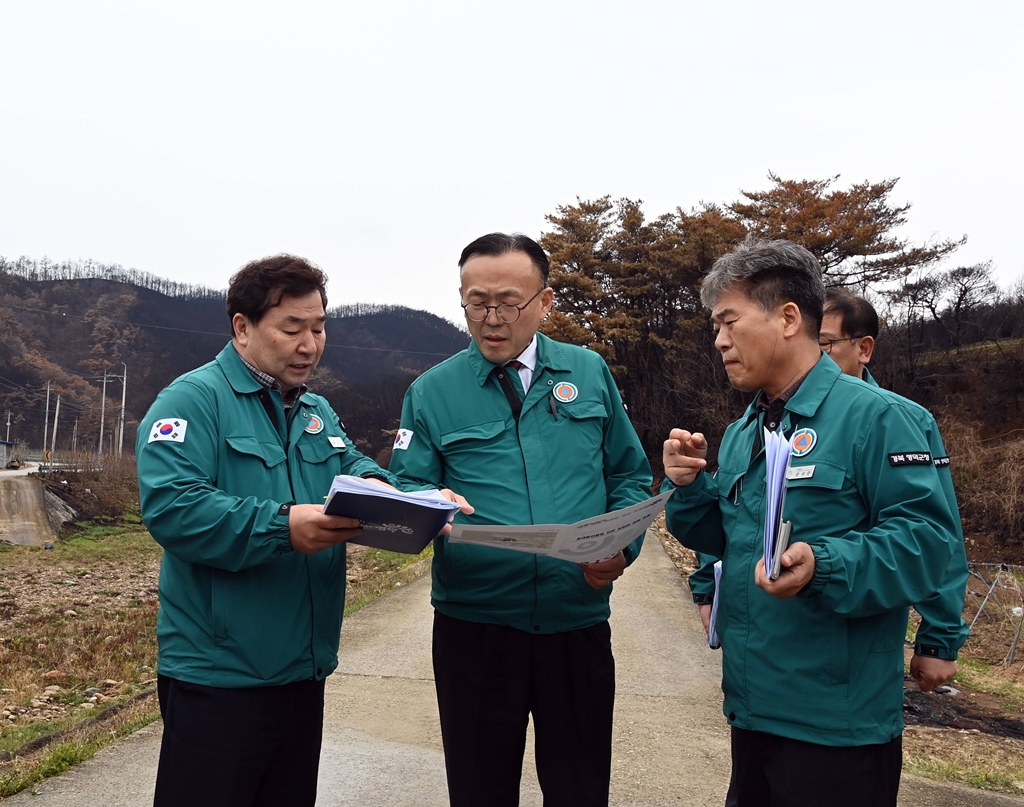 이한경 행정안전부 재난안전관리본부장이 14일 경북 영덕군 지품면 피해주택 현장을 찾아 산불로 피해를 본 주택 응급복구 현황을 청취하고 있다.