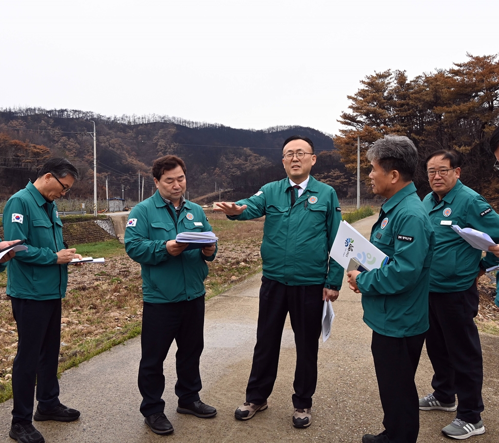 이한경 행정안전부 재난안전관리본부장이 14일 경북 영덕군 지품면 피해주택 현장을 찾아 산불로 피해를 본 주택 응급복구 현황을 청취하고 있다.