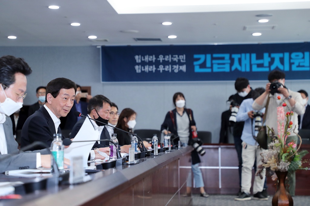 진영 장관이 4일 오후 서울 성북구청을 방문하여 '긴급재난지원금' 지원 준비상황 등을 점검하는 간담회를 하고 있다.