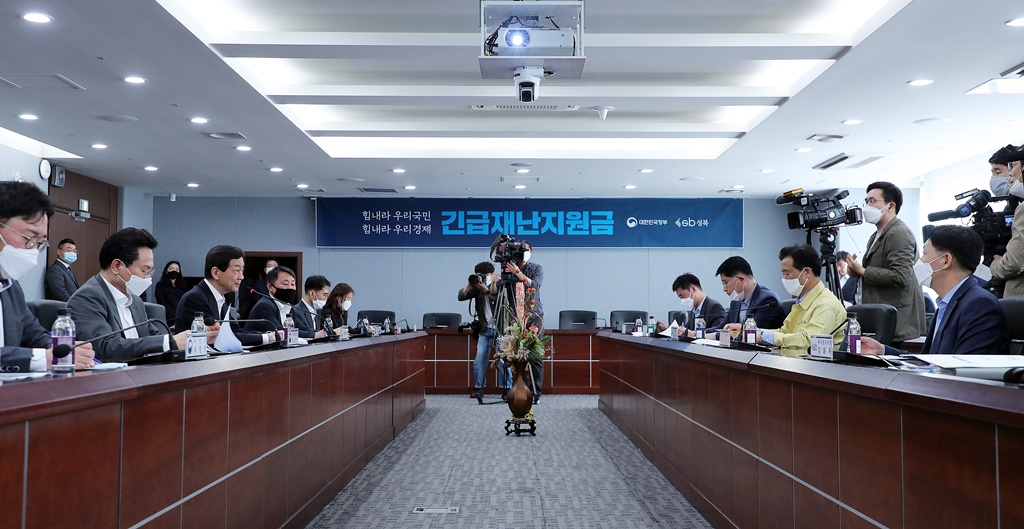 진영 장관이 4일 오후 서울 성북구청을 방문하여 '긴급재난지원금' 지원 준비상황 등을 점검하는 간담회를 하고 있다.
