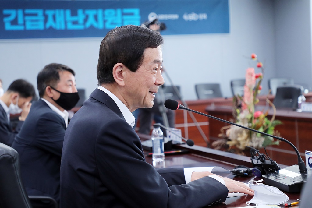 진영 장관이 4일 오후 서울 성북구청을 방문하여 '긴급재난지원금' 지원 준비상황 등을 점검하는 간담회를 하고 있다.