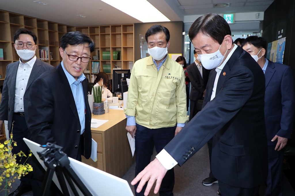 진영 장관이 4일 오후 서울 성북구청을 방문하여 '긴급재난지원금' 지원 준비상황 등을 점검한 뒤 코로나19 자가격리전담반 운영 현황 등을 살펴보고 있다.