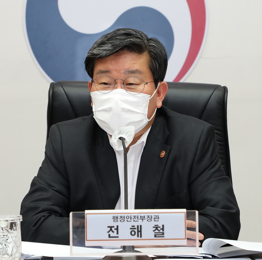 Minister Jeon Hae-cheol of the Interior and Safety is giving opening remarks at the virtually held '3rd Autonomy and Safety Subcommittee' of the Committee for Recovery of Normal Life from COVID-19 at Government Complex Seoul on Oct. 25.