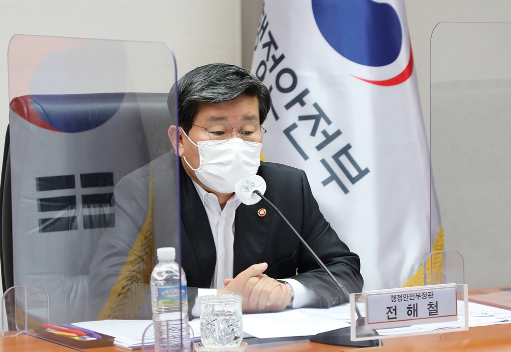 Minister Jeon Hae-cheol of the Interior and Safety is giving opening remarks at the virtually held '3rd Autonomy and Safety Subcommittee' of the Committee for Recovery of Normal Life from COVID-19 at Government Complex Seoul on Oct. 25.