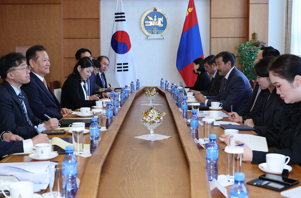 Minister of the Interior and Safety Lee Sang-min discusses a cooperation plan for the modernization of Mongolia's address system based on Korean Addresses (K-Address) with the Minister of Mongolia, Head of the Cabinet Secretariat Uchral Nyam-Osor, at the Mongolian Government Office in Ulaanbaatar, Mongolia, on September 23 (local time).