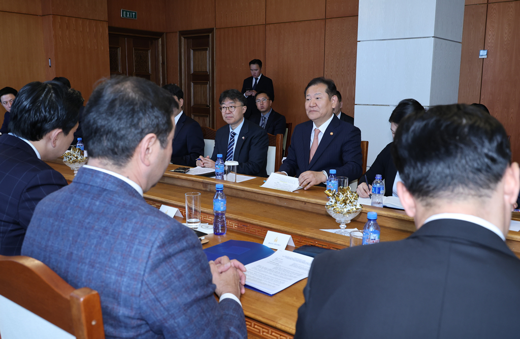 Minister of the Interior and Safety Lee Sang-min discusses a cooperation plan for the modernization of Mongolia's address system based on Korean Addresses (K-Address) with the Minister of Mongolia, Head of the Cabinet Secretariat Uchral Nyam-Osor, at the Mongolian Government Office in Ulaanbaatar, Mongolia, on September 23 (local time).