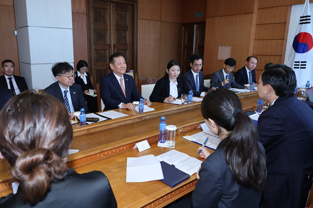 Minister of the Interior and Safety Lee Sang-min discusses a cooperation plan for the modernization of Mongolia's address system based on Korean Addresses (K-Address) with the Minister of Mongolia, Head of the Cabinet Secretariat Uchral Nyam-Osor, at the Mongolian Government Office in Ulaanbaatar, Mongolia, on September 23 (local time).