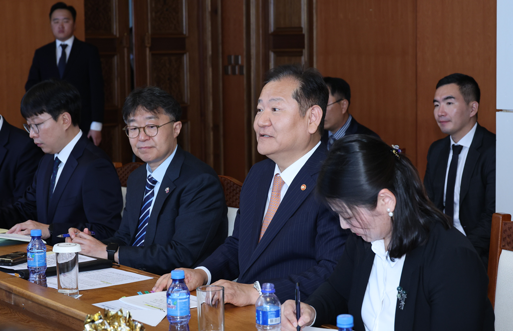 Minister of the Interior and Safety Lee Sang-min discusses a cooperation plan for the modernization of Mongolia's address system based on Korean Addresses (K-Address) with the Minister of Mongolia, Head of the Cabinet Secretariat Uchral Nyam-Osor, at the Mongolian Government Office in Ulaanbaatar, Mongolia, on September 23 (local time).