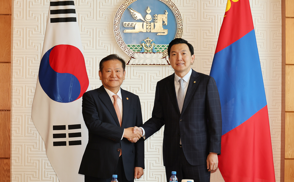 Minister of the Interior and Safety Lee Sang-min poses for a photo with the Minister of Mongolia, Head of the Cabinet Secretariat Uchral Nyam-Osor, after discussing the cooperation plan for the modernization of Mongolia's address system based on K-Address at the Mongolian Government Offices in Ulaanbaatar, Mongolia, on September 23 (local time).