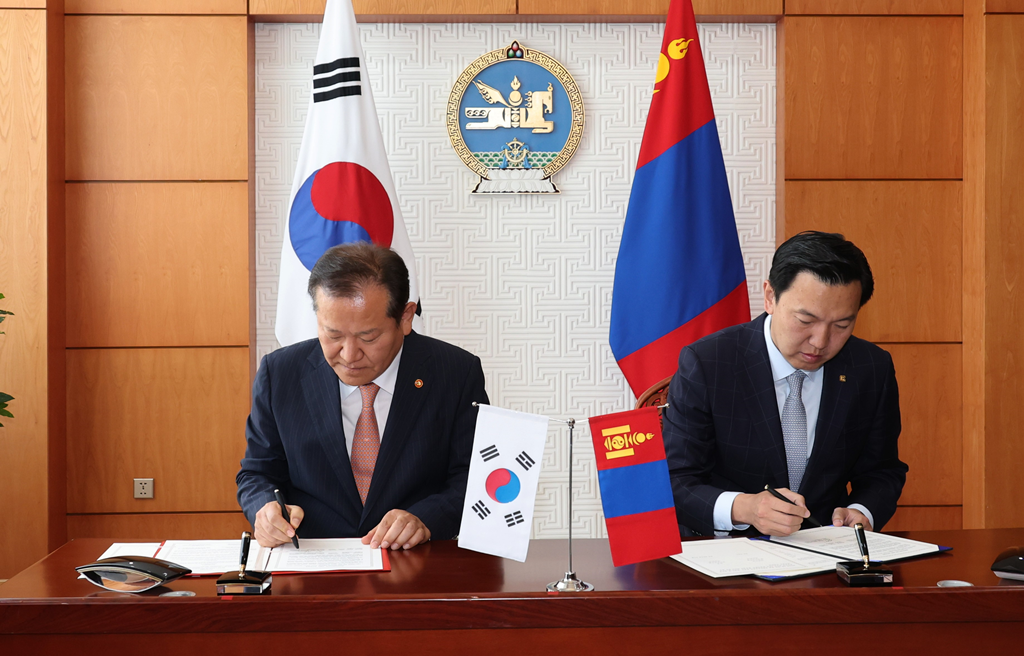 Minister of the Interior and Safety Lee Sang-min and Minister of Mongolia, Head of the Cabinet Secretariat Uchral Nyam-Osor sign a Memorandum of Understanding (MOU) between Korea and Mongolia to Promote Cooperation and Exchange in Digital Government at the Mongolian Government Offices in Ulaanbaatar, Mongolia, on September 23 (local time).