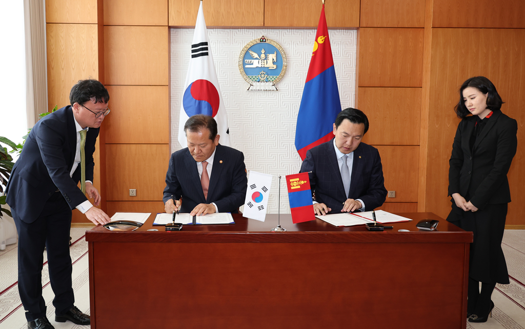 Minister of the Interior and Safety Lee Sang-min and Minister of Mongolia, Head of the Cabinet Secretariat Uchral Nyam-Osor sign a Memorandum of Understanding (MOU) between Korea and Mongolia to Promote Cooperation and Exchange in Digital Government at the Mongolian Government Offices in Ulaanbaatar, Mongolia, on September 23 (local time).