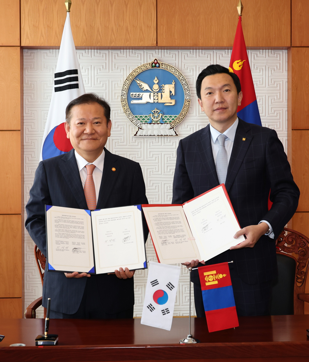 Minister of the Interior and Safety Lee Sang-min poses for a photo with the Minister of Mongolia, Head of the Cabinet Secretariat Uchral Nyam-Osor after signing the MOU between Korea and Mongolia to Promote Cooperation and Exchange in Digital Government at the Mongolian Government Offices in Ulaanbaatar, Mongolia, on September 23 (local time).