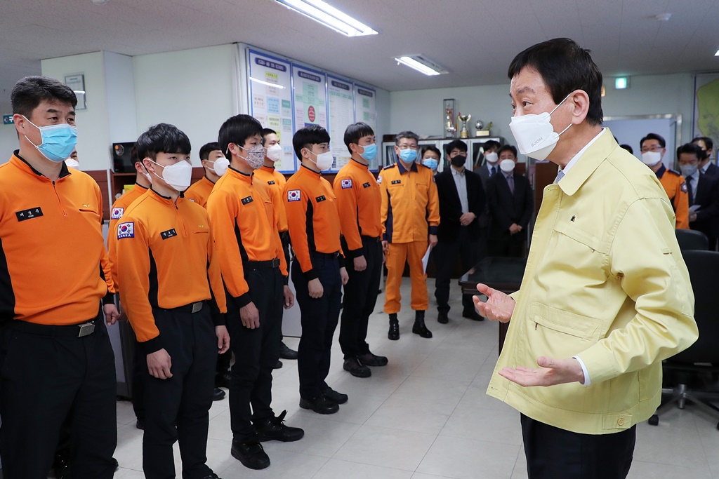 진영 장관이 제21대 국회의원선거를 하루 앞둔 14일 오후 서울시 종로소방서를 방문하여 투·개표소 소방안전대책 등을 점검하고 소방대원들을 격려하고 있다.