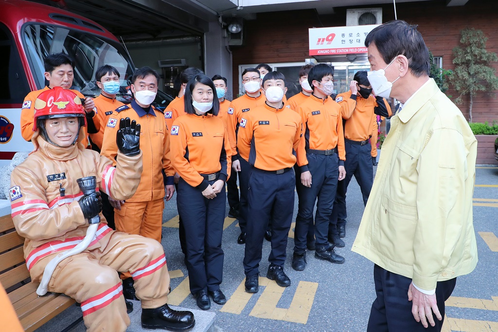진영 장관이 제21대 국회의원선거를 하루 앞둔 14일 오후 서울시 종로소방서를 방문하여 투·개표소 소방안전대책 등을 점검하고 소방대원들을 격려하고 있다.