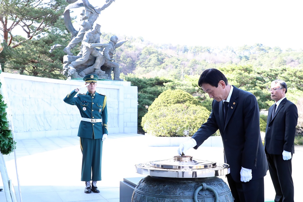 진영 장관이 8일 오후 서울 동작구 국립서울현충원을 방문해 헌화·참배하고 있다.