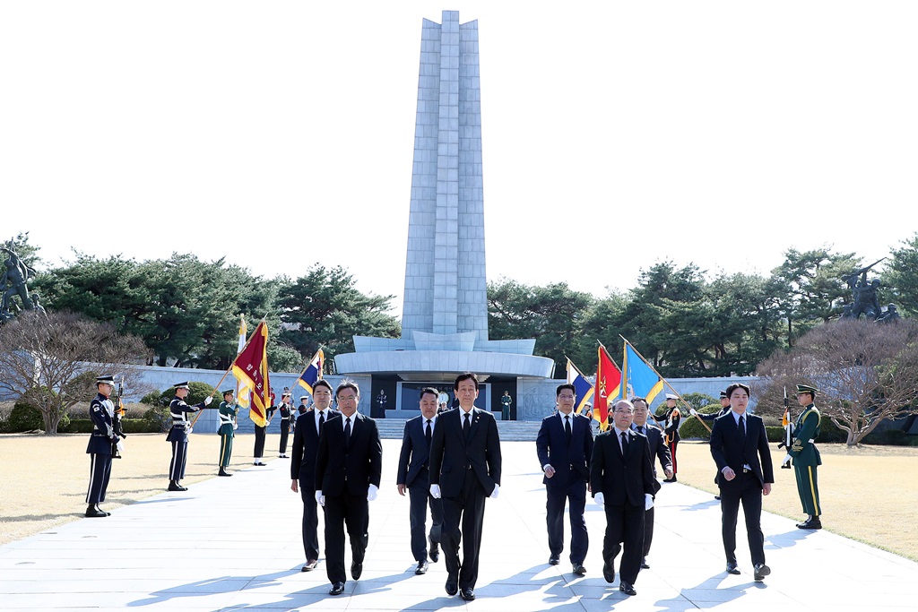 진영 장관이 8일 오후 서울 동작구 국립서울현충원을 방문해 헌화·참배하고 있다.
