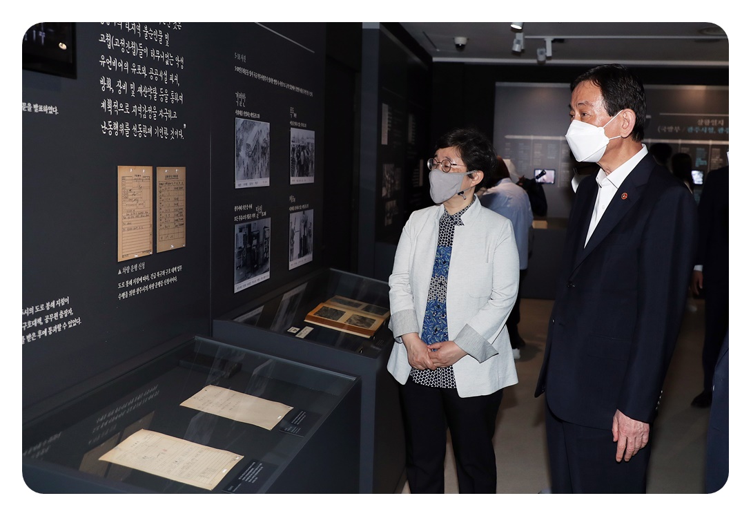 진영 장관이 18일 오후 서울 세종대로 대한민국역사박물관을 방문하여 5·18민주화운동 40주년 특별전을 관람하고 있다.