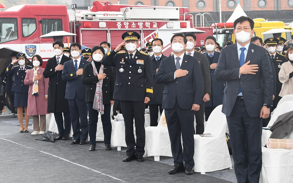 Minister Jeon Hae-cheol of the Interior and Safety pledges allegiance to the nation at the 59th Firefighting Day ceremony held at the site for National Firefighting Hospital at Eumseong-gun, Chungbuk Province on Nov. 9. 