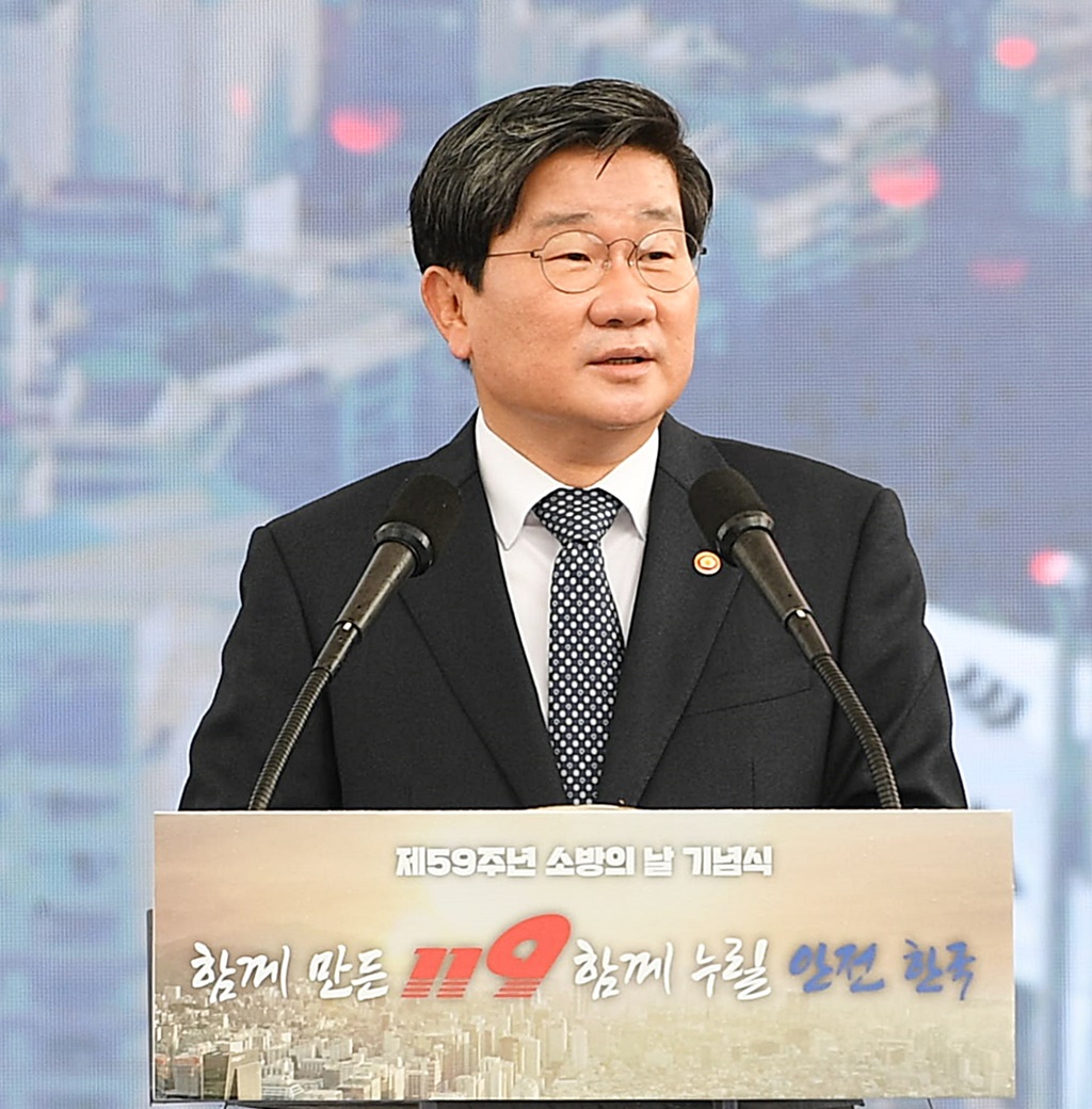 Minister Jeon Hae-cheol of the Interior and Safety is giving opening remarks at the 59th Firefighting Day ceremony held at the site for National Firefighting Hospital at Eumseong-gun, Chungbuk Province on Nov. 9.  