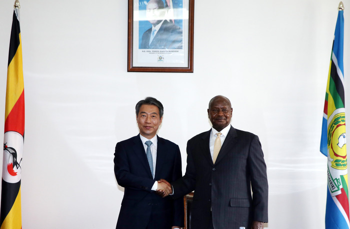 Minister Chong (left) met with President Yoweri Museveni of Uganda and discussed the bilateral cooperation between their two countries.