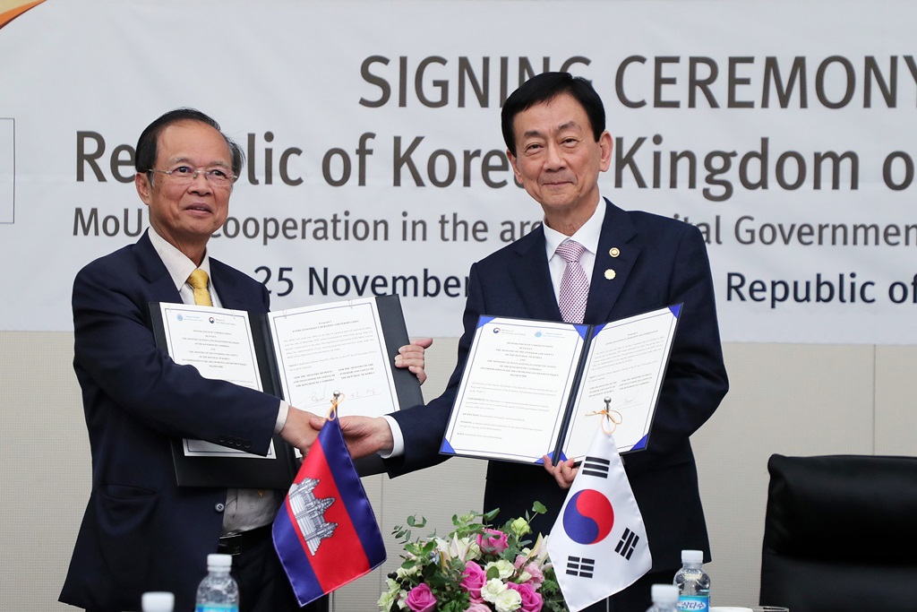 Minister Chin Young (R) and Minister Tram Iv Tek of Posts and Telecommunications of Cambodia are exchanged the signed MOUs at the signing ceremony of Korea-Cambodia MOU on cooperation in e-government on November 25 in BEXCO, Busan.