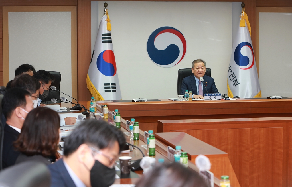Lee Sang-min, Minister of the Interior and Safety, gives his speech at the 6th TF meeting of the Pan-governmental National Safety System Reorganization held at the Government Complex Seoul in Jongno-gu, Seoul, on the morning of the 30th of December.