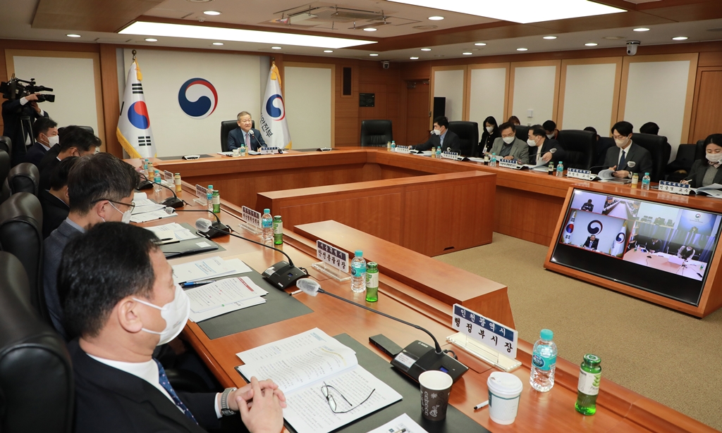 Lee Sang-min, Minister of the Interior and Safety, gives his speech at the 6th TF meeting of the Pan-governmental National Safety System Reorganization held at the Government Complex Seoul in Jongno-gu, Seoul, on the morning of the 30th of December.